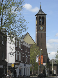 905889 Gezicht op de Kanaalstraat te Utrecht, met op de achtergrond de St.-Antonius van Paduakerk (Kanaalstraat 198) te ...